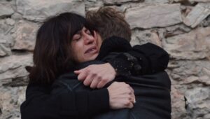 Anne Caillon Instagram - [A lire attentivement] 
Ma Anne,
Il m’a suffi d’une seconde le 31 Mai 2017 pour savoir que Bart avait dans son chemin une alliée résistante à toute épreuve, mais il m’a également suffi de cette même seconde pour savoir que tu allais être la meilleure partenaire de jeu que je puisse avoir.
En 4 ans, chaque seconde à tes côtés n’ont été que des moments de bonheur.
Chaque seconde d’interprétation de ton rôle de Flore n’ont été que justesse et leçons. Je t’admire si fort Anne. Tu as été pour moi une confidente et une amie, tu as su me pousser quand j’en avais besoin et m’épauler sans jamais émettre aucun jugement.
En une seconde, on se comprenait, en une seconde, on riait ou pleurait.

Maintenant, ces secondes sont cristallisées dans nos cœurs, mais je sais qu’on ne s’oubliera jamais.

Bart a perdu sa maman, Hector a gagné une amie.

À bientôt Flore/Mam’s/Maman
Je t’aime très fort. Jusqu’à la lune, aller-retour. ❤️