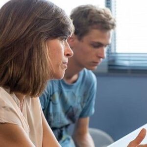 Anne Caillon Instagram - [A lire attentivement] 
Ma Anne,
Il m’a suffi d’une seconde le 31 Mai 2017 pour savoir que Bart avait dans son chemin une alliée résistante à toute épreuve, mais il m’a également suffi de cette même seconde pour savoir que tu allais être la meilleure partenaire de jeu que je puisse avoir.
En 4 ans, chaque seconde à tes côtés n’ont été que des moments de bonheur.
Chaque seconde d’interprétation de ton rôle de Flore n’ont été que justesse et leçons. Je t’admire si fort Anne. Tu as été pour moi une confidente et une amie, tu as su me pousser quand j’en avais besoin et m’épauler sans jamais émettre aucun jugement.
En une seconde, on se comprenait, en une seconde, on riait ou pleurait.

Maintenant, ces secondes sont cristallisées dans nos cœurs, mais je sais qu’on ne s’oubliera jamais.

Bart a perdu sa maman, Hector a gagné une amie.

À bientôt Flore/Mam’s/Maman
Je t’aime très fort. Jusqu’à la lune, aller-retour. ❤️