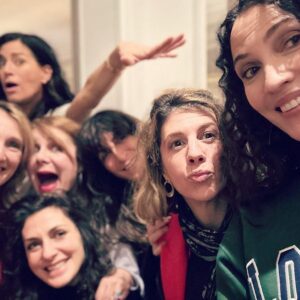 Anne Caillon Instagram - Se retrouver entre meufs, c’est parler de tout et de rien, mais surtout de tout, du monde qui dérape, des libertés perdues, des ex, des hommes aux plaquettes de chocolat ou aux ventres rebondis, de ceux aux cheveux grisonnants ou de ceux qui aiment les MILF, causer Instagram et ses algorithmes fous, mais aussi débattre sur le principe de savoir dire non, et de poser des limites, la ménopause, la sexualité, après 50 ans ou le Womanizer 🥰 …. 
Ce sont des échanges, des partages, des sourires, des rires, des questionnements et ce plaisir absolu de se retrouver entre femmes, entre sœurs de cœur et de réaliser la chance que nous avons de pouvoir profiter de ces moments .
Petit bonus avec cette photo magique de ma @clemencethioly avec mes jambes de Passepartout 😅, des ailes de poulet, comme dirait notre Arianne d’amour @ariane_seguillon et cette photo avec notre Anouche chérie merveilleuse hôte, avec un gros câlin au moment de se dire au revoir 💞 

#bbf #sororité #dna @clemencethioly @ariane_seguillon @juliettetresanini @nadiafossier_officiel @annecailloninsta @chamissk