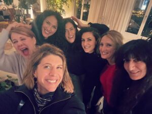 Anne Caillon Instagram - Se retrouver entre meufs, c’est parler de tout et de rien, mais surtout de tout, du monde qui dérape, des libertés perdues, des ex, des hommes aux plaquettes de chocolat ou aux ventres rebondis, de ceux aux cheveux grisonnants ou de ceux qui aiment les MILF, causer Instagram et ses algorithmes fous, mais aussi débattre sur le principe de savoir dire non, et de poser des limites, la ménopause, la sexualité, après 50 ans ou le Womanizer 🥰 …. 
Ce sont des échanges, des partages, des sourires, des rires, des questionnements et ce plaisir absolu de se retrouver entre femmes, entre sœurs de cœur et de réaliser la chance que nous avons de pouvoir profiter de ces moments .
Petit bonus avec cette photo magique de ma @clemencethioly avec mes jambes de Passepartout 😅, des ailes de poulet, comme dirait notre Arianne d’amour @ariane_seguillon et cette photo avec notre Anouche chérie merveilleuse hôte, avec un gros câlin au moment de se dire au revoir 💞 

#bbf #sororité #dna @clemencethioly @ariane_seguillon @juliettetresanini @nadiafossier_officiel @annecailloninsta @chamissk