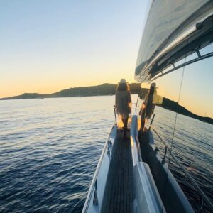 Anne Caillon Instagram - Bye boat... 💫🥰✨
#absolutelove #boatlife #family #douceur #parentheseenchantee #mother #motheranddaughter