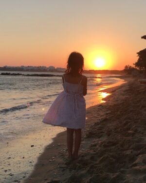 Anne Caillon Instagram - Greek girl 🌞🌸💛 #absolutelove #tinos #cyclades