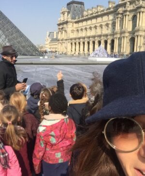 Anne Caillon Instagram - Lucky children 🥳 #superteacher 🤩 @bmarionb 🤘🏼
@jr #ecolebuissonniere #jr #paris #pasting @museelouvre