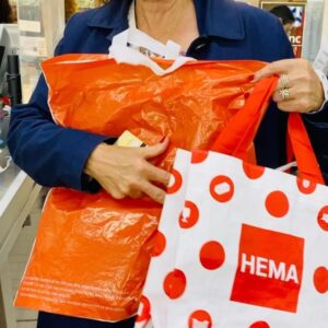 Anne Décis Instagram - Aujourd’hui il pleuvait. Donc on a fait du shopping avec Cécilia.

#Quimper #ViePassionnante #CoeurAvecLesDoigts #2pourLePrixD’Une #Kénavo #VivementL’Apéro #BientôtLaSuite!

Réalisé sans trucage. 

@ceciliahornusoff