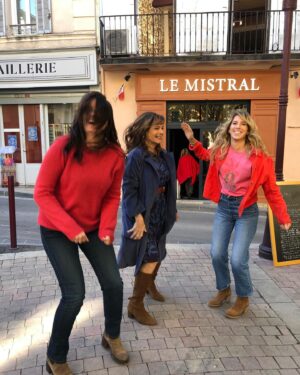 Anne Décis Instagram - Ah on en a fait des sauts 🤣🤣

Photos floues, ratées, réussies, on s’en fout, elles sont démentes car elles sont pleines de Joie et de Vie🌟

@leafrancoisoff @ceciliahornusoff 

#expressyourself #AvoirLaConnerie #BonneSemaineÀTous❤️