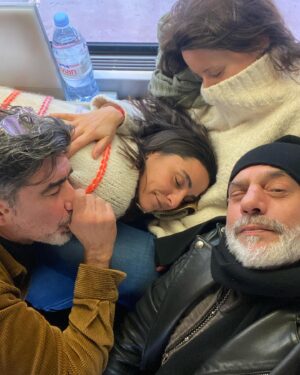 Anne Décis Instagram - Sieste & câlin dans le train… Avant de tout déchirer ce soir et demain !!!!😈🥳

DIJON…. On arrive!!!! 

➡️ @la_tete_de_mule_theatre 
➡️ 12 & 13 janvier 
➡️ 20h

@boulegue_production @nelly_b_comedienne@avymarciano @didierlanducci