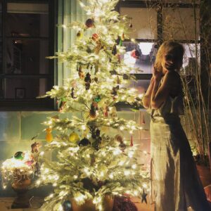Anne Heche Instagram - It’s too pretty to take down so I moved it outside 😏🎄