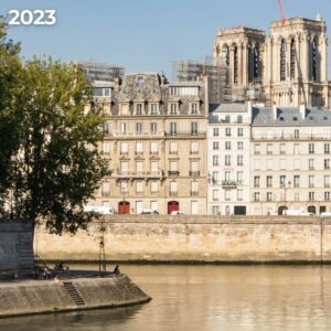 Anne Hidalgo Instagram - Le 15 avril 2019, Notre-Dame était sauvée grâce à l'héroïsme des @pompiers_paris. Depuis, sa flèche trône de nouveau dans le ciel de Paris et dès la fin de l'année, elle rouvrira ses portes après 5 ans de reconstruction.
 
Une réouverture en un temps record, rendu possible par le talent immense et le dévouement total de tous les ingénieurs compagnons, ouvriers et artisans. Paris leur exprime son immense gratitude.

📷 Guillaume Bontemps & @josephinebrueder