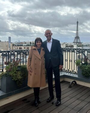 Anne Hidalgo Instagram - It was such an honor to meet @barackobama in Paris! A time to exchange on the Olympic and Paralympic Games, and to explain him our actions to make our city greener and promote social housing.

We also discussed our deep concern over the danger that the election of Donald Trump may pose to democracy.

🇺🇲 🤝 🇨🇵

Quel honneur de retrouver @barackobama à Paris ! Une belle occasion de discuter des Jeux Olympiques et Paralympiques, de lui présenter nos actions pour l’adaptation écologique de notre ville et pour le logement social.

Ensemble, nous avons également partagé notre vive inquiétude sur le danger que ferait peser sur la démocratie, l’élection de Donald Trump.