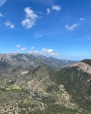 Anne Hjernøe Instagram - 26 km gennem bjergene på Mallorca. Tjek lige den udsigt💚
