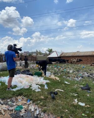 Anne Hjernøe Instagram - På besøg hos Muhammad der styrer et projekt i et af de største slumområder i Kampala, hvor de arbejde med at genbruge plastik og med at dyrker grøntsager, svampe og lave gødning. Det er de sejeste folk, der gør et kæmpe stykke arbejde for at hjælpe sig selv og andre. Vi har grint og grædt, og bliver endnu engang mindet om hvor priviligerede vi er❤️ #anneogandersiafrika #kakaisgold