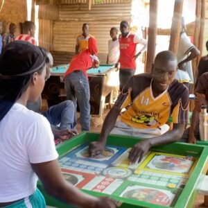 Anne Hjernøe Instagram - På besøg hos Muhammad der styrer et projekt i et af de største slumområder i Kampala, hvor de arbejde med at genbruge plastik og med at dyrker grøntsager, svampe og lave gødning. Det er de sejeste folk, der gør et kæmpe stykke arbejde for at hjælpe sig selv og andre. Vi har grint og grædt, og bliver endnu engang mindet om hvor priviligerede vi er❤️ #anneogandersiafrika #kakaisgold