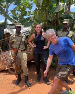 Anne Hjernøe Instagram - På besøg hos Muhammad der styrer et projekt i et af de største slumområder i Kampala, hvor de arbejde med at genbruge plastik og med at dyrker grøntsager, svampe og lave gødning. Det er de sejeste folk, der gør et kæmpe stykke arbejde for at hjælpe sig selv og andre. Vi har grint og grædt, og bliver endnu engang mindet om hvor priviligerede vi er❤️ #anneogandersiafrika #kakaisgold