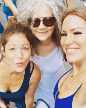 Anne-Krystel Goyer Instagram - Souvenir de famille :-) 
Les 3 filles ♥️ 
Il manque juste mon frère sur la photo