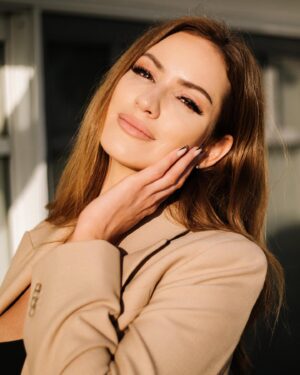 Anne-Krystel Goyer Instagram - Stop betraying yourself by trying so hard to be nice to people who are subtly disrespectful towards you.

Notice how an interaction feels & ask for what you want. Do not discount your deserve respect.

AWAKEN

@genenfeld

#selfrespect