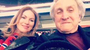 Anne-Krystel Goyer Instagram - Mon cœur est triste puisque mon ami Bill nous a quitté. Pour ceux qui ne le connaissent pas, il est l’ancien président de Sony Music et il a été le premier à reconnaître @celinedion en tant que star internationale. Il était un homme extrêmement charmant, drôle, patient et un grand fan des Bruins. Il aimait les frites plus que tout les repas de luxe et il adorait chanter. Lors de ma courte carrière avec mon groupe AzweR il a été là pour nous amener chez Unidisc pour que nous puissions faire nos enregistrements. Par la suite, nous avons toujours gardé contact et j’allais dîner régulièrement avec lui et écouter tout ce qu’il avait à me dire. Il était pour moi une inspiration et motivation. Merci Bill, ce fût un immense plaisir de te connaître. Repose en paix. 🙏