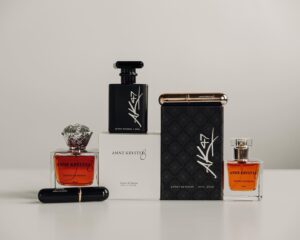 Anne-Krystel Goyer Instagram - Anne-Krystel produit du vrai parfum connu sous Extrait de Parfum.  L’extrait de Parfum ne contient pas d’eau comme les autres fragrances sur le marché. Un Extrait de Parfum est beaucoup plus concentré que les autres fragrances qui existent. L’extrait de Parfum est rare, vous pouvez en retrouver habituellement que dans les boutiques niches de parfum.