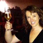 Anne Roumanoff Instagram - Que cette nouvelle année vous soit douce … On a survécu à 2020 et 2021 , on viendra à bout de 2022 ! 💪🔥
