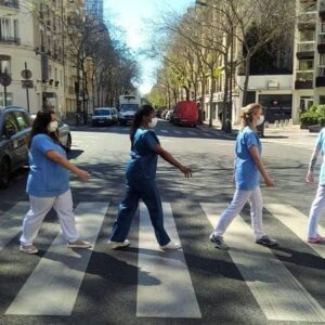 Anne Roumanoff Instagram - "Superbe photo de remerciement des aides soignantes en soins palliatifs de la Maison Médicale Jeanne Garnier (Paris XVème).
Merci pour leur dévouement quotidien 🙏
#SolidaritéSoignants #Beatles "