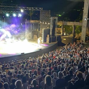 Anne Roumanoff Instagram - Après 3 représentations complètes à la Réunion, un peu de repos en mode influenceuse 🤪😎☀️ @reunioncomedyfest