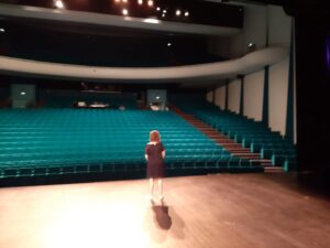 Anne Roumanoff Instagram - Émotion de retrouver une vraie salle de spectacle . Se sentir comme à la maison. Je joue au @cap d’Agde . Je serai habillée et le public aura des masques .