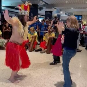Anne Roumanoff Instagram - C’est ce qui s’appelle avoir le rythme dans la peau . Ce qui se passe à Tahiti reste à Tahiti …
