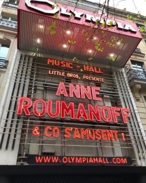 Anne Roumanoff Instagram - Ce soir à @olympiahall  avec @eliesemounofficiel @ruquierlaurent @carolinevigneaux @jeanluclemoineofficiel @doneljacksman @hocqvirginie @canteloupoff @christelchollet @jean.fi @isabellevitari @regis_mailhot @laurentbarat_officiel @elodie.arnould @Frederick Sigrist @sachajudasko @littlebrosproductions @adltvofficial @gilgalliot@comedieplus  @jacquesmetges 🎂🥂⭐️🔥