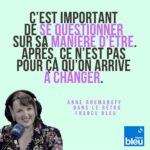 Anne Roumanoff Instagram - Anne Roumanoff était notre invitée « Dans le rétro » 🖤« Maintenant, quand quelqu’un a un deuil, on n’appelle plus la personne, on ne va plus la voir, on lui envoie juste des émoticônes. » 👨‍🏫👩‍⚕️« Les soignants et les profs sont les derniers remparts de la société. » 🥲 « Le rire n’empêche pas la douleur mais c’est quelque chose qui permet de prendre du recul par rapport à une situation difficile. » ❓« C’est important de se questionner sur sa manière d’être. Après, ce n’est pas pour ça qu’on arrive à changer. » 🎧 Podcast sur les appli ICI ou Radiofrance et sur toutes les plateformes. 📻 Chaque Samedi et dimanche dès 14h l’interview #dansleretro sur France Bleu 🎭 « L’expérience de la vie » à l’Olympia le 26/12 et en tournée #anneroumanoff #pensée #philosophiedevie
