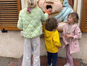 Annelien Coorevits Instagram - Familie momenten zijn de beste 💖 @efteling @stephcoorevits @moniquehoedemakers #efteling#familyfirst#wonderlijk
