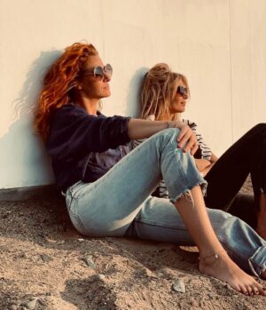 Annelien Coorevits Instagram - Nog even wat Qtime voor vertrek. #BFF#sis#mysiblings #chillmodus ❤️ @stephcoorevits