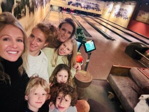 Annelien Coorevits Instagram - Family time @beeksebergen #beeksebergen 🤍🤍🤍🤍 #ad @liselottecoorevits @stephcoorevits