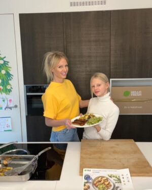 Annelien Coorevits Instagram - Q time in de keuken 💛 Snel, makkelijk én geen verspilling! Elena en ik kozen voor een klassieker, gemarineerde worstjes met kool. Wist je dat @hellofreshbe aparte recepten bedenkt die meer aansluiten bij de Belgische keuken? Ook proberen? Ik mag een leuke extra weggeven. Je kan 100 euro besparen op de eerste 5 boxen met mijn code HELLOANNELIEN100! Smakelijk! 💛 #hellofresh #ad #cooking #mygirl