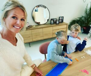 Annelien Coorevits Instagram - Creatief bezig zijn met de kids... de een al meer gefocust dan de ander 🥴🙈 
Vandaag bouwen we met een LEGO DOTS set. #kids #LEGO #youDOTyou #legopartner @lego