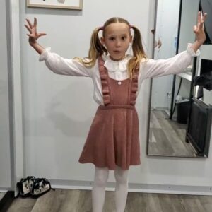 Anniston Price Instagram - A little #bts throwback to when @annistonpricetwins and I were 8 and on set of @strangerthingstv. 

#hollywheeler #strangerthings4 #strangerthings #annistonprice #tinsleyprice #twins #twinlife