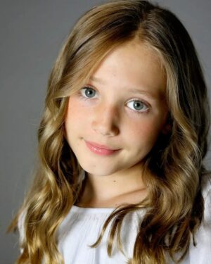 Anniston Price Instagram - Help us out here. We have an eye color debate: What color would you say Tinsley's eyes are now? 
Blue? Green? Hazel? Gray?