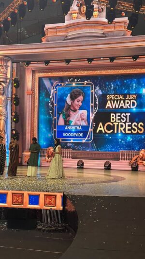 Anshita Akbarsha Instagram - Tnq so much ishoppa🙏🏻 and @asianet 
and my #koodevide team 
Tnq @narainraam 
Enne support cheyunna snehikkunna ellavarkkum orupadu Sneham🥰
And my frnds  Tnq @bipinjose_official  @moncyjohnsonofficial  and all 🙏🏻❤️