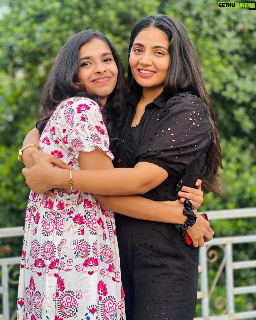 Anshita Akbarsha Instagram - Smile makes us always perfect 😊❤️ #trending#vibes #sisterlove #forever #sister #instagram