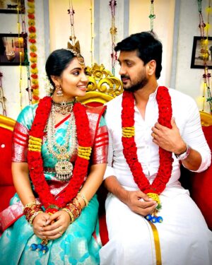 Anshita Akbarsha Instagram - Chellamma Engagement Scenes Photo Shoot 😍 ….. Excited Scenes are coming soon . Don’t miss it 🤩🤍 #chellamma #love #engaged #engagement #romance #vijay #vijaytv #artist #cute #couple #love