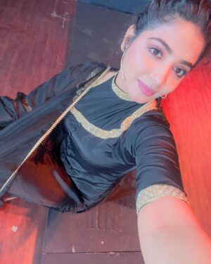 Anshita Akbarsha Instagram - Black love🖤

Costume ❣️ @papilioforyou 
#cwc #blacklove #black #happy #love #smile
