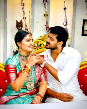 Anshita Akbarsha Instagram - Chellamma Engagement Scenes Photo Shoot 😍 ….. Excited Scenes are coming soon . Don’t miss it 🤩🤍 #chellamma #love #engaged #engagement #romance #vijay #vijaytv #artist #cute #couple #love