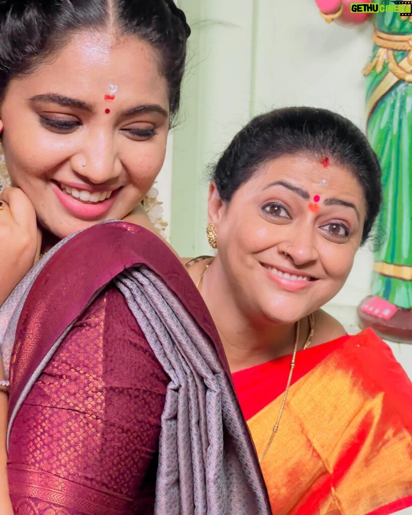 Anshita Akbarsha Instagram - Me: Trying to act homely😌 And my mamiyar came in between 🤪 Picture gaaliiiii🤷🏻‍♀️ #happy #chellama #vijaytv #family #love