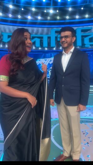 Antara Mitra Instagram - BTS #Dadagiri ….. guess what are we talking about .. Me & @souravganguly !! 
Let me know in the comments

Saree by - @priyankaraajiv
Jewellery by - @vanijewels_byvaidehi
Styled by - @style_by_hetaljogi
Assistant by - @khushboopeshwani_12 @akansh_02_12