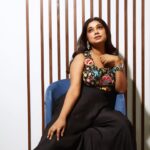 Antara Mitra Instagram - This Song is a Mood ♥️ And this version sung by me is trending Song - Kudmayi Composer - @ipritamofficial Lyrics - @amitabhbhattacharyaofficial Programming- @kushalmangalmusic Guitars - @prabhatraghu Sarangi - @mominkhanofficial Mixed and mastered - @ashwinkulkarni89 (Folk tune traditional )