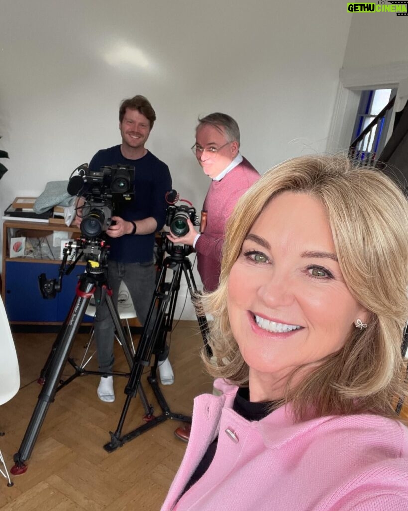 Anthea Turner Instagram - Channel 5 @channel5_tv are talking air fryers tonight in their part series presented by @alexisconran_official I did my little bit to help, while our Kitchen was being renovated my @salteruk air fryer, slow cooker, microwave & kettle became my best friends 👌 In the series, Alexis explores how the air fryer have taken the nation by storm, with one-in-two households now owning one. With the help of chefs and celebrity guests, Alexis introduces recipes that are easy to make and a pleasure to eat. These shows are packed full of tips so if you are a fan you’ll love then. ATM I’ve got the sickness bug going around so to be honest food is low on my list of interest - Anyone else got it and what are you taking? 🤢🤮🤒 I’m hydrating, with water electrolytes and about to eat some toast 😵‍💫