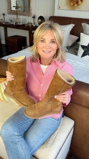 Anthea Turner Instagram - So today I’ve actually got as question for you, does anybody know anyone who can mend holes in Ugg type boots. These are not actually Uggs they are @australialuxeco 

3 cobblers have said No 😬

I’ve asked my upholster, who said bring them along, and he can see if he can put them through the machine, so we shall see. 

But, if any of you can mend them or know someone who can please do let me know, will be very grateful! 

Thank you x