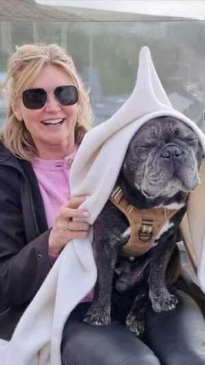 Anthea Turner Instagram - More from @berry.barn.hartland this time we visited Watergate Bay.

Last time we were all here together it was 1976 - I was in love with David Cassidy, spent all my time reading a pile of Jackie mags, and managed to fall asleep in the sun and woke up looking like a tomato!! 

The Dry Robe we bought for dad after chucking everything he stood up in in a bin-liner saved the day. 

Thank you to the staff @shoponthebeach for looking after us and giving Soho the ball he nicked !! 😂