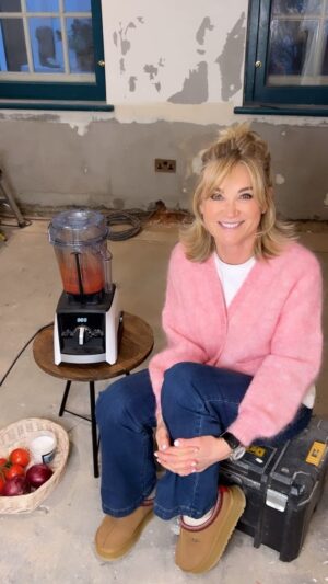 Anthea Turner Instagram - Excited to announce a Christmas giveaway with the lovely people at Vitamix. 

I thought my normal kitchen wizzer was good, but now I know thats a Mini this is a Ferrari !!

All you have to do is; 

🌟Follow me @antheaturner 
🌟Follow @vitamixuk 
🌟Comment on this post 

Your comments will be numbered using a web gadget then it picks one of the numbers at random 

I’ll DM you, get your address which I’ll forward to the lovely people at @vitamixuk who will put exactly the same one I have - A white A2500 - in the post to you. 

Simples !! 

Good Luck 🤞