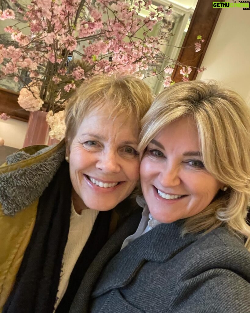 Anthea Turner Instagram - There are friends you don’t see for years then when you do it was like yesterday. Pam and I met at @bbcstoke back in the 80’s when BBC local radio was an integral part of the community together with the local paper, police station, bank, post office the list is sad and endless 😕 We decided to treat ourselves to lunch at @langham_london because the last time we were both, at this now magnificent hotel, it was the BBC canteen !! We talked, talked and talked some more. Love you Pam O’Brian @kramerknows ❤️