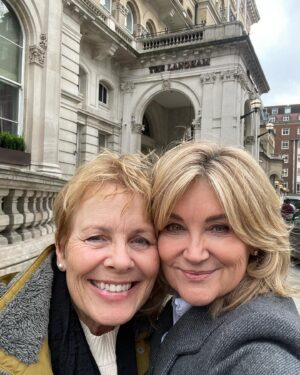 Anthea Turner Instagram - There are friends you don’t see for years then when you do it was like yesterday. 

Pam and I met at @bbcstoke back in the 80’s when BBC local radio was an integral part of the community together with the local paper, police station, bank, post office the list is sad and endless 😕

We decided to treat ourselves to lunch at @langham_london because the last time we were both, at this now magnificent hotel, it was the BBC canteen !! 

We talked, talked and talked some more. 

Love you Pam O’Brian
 @kramerknows ❤️