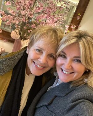 Anthea Turner Instagram - There are friends you don’t see for years then when you do it was like yesterday. 

Pam and I met at @bbcstoke back in the 80’s when BBC local radio was an integral part of the community together with the local paper, police station, bank, post office the list is sad and endless 😕

We decided to treat ourselves to lunch at @langham_london because the last time we were both, at this now magnificent hotel, it was the BBC canteen !! 

We talked, talked and talked some more. 

Love you Pam O’Brian
 @kramerknows ❤️
